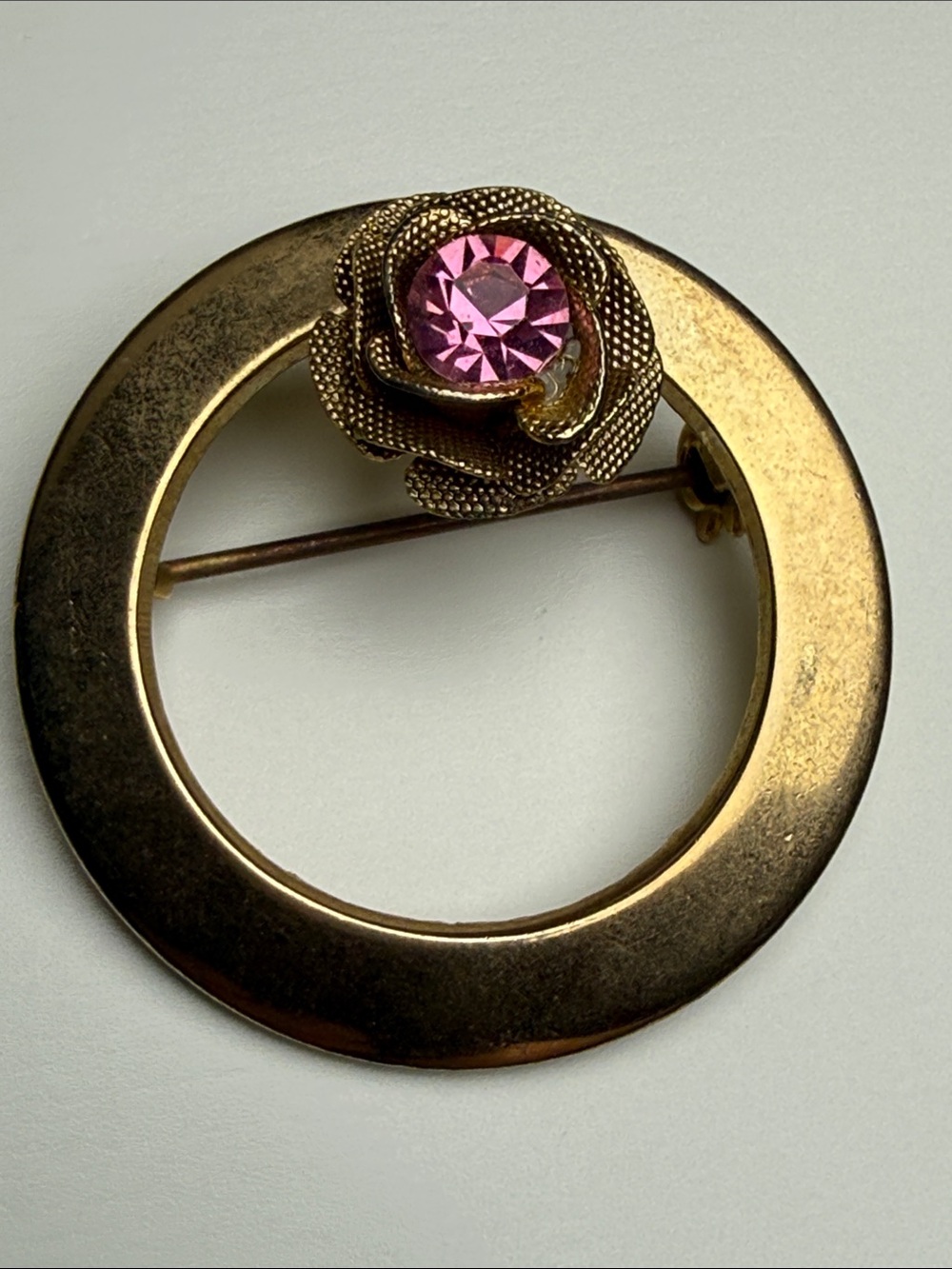 Vintage goldtone circular brooch pin Pink rhinestone
